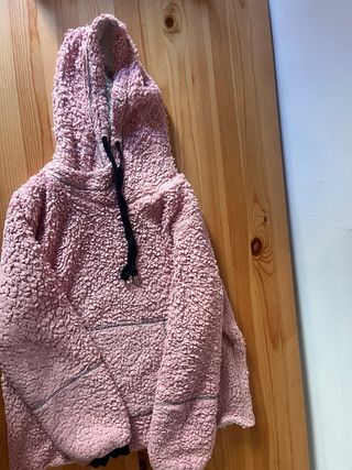 Abrigo rosa de peluche con capucha