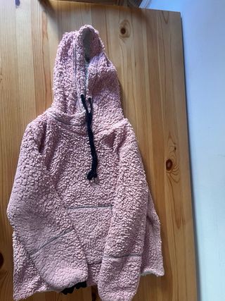 Abrigo rosa de peluche con capucha