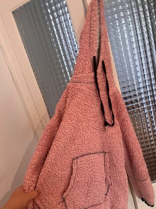 Abrigo rosa de peluche con capucha