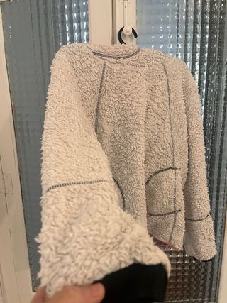 Abrigo rosa de peluche con capucha