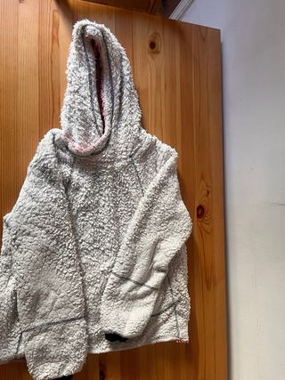 Abrigo rosa de peluche con capucha