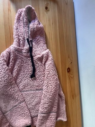 Abrigo rosa de peluche con capucha