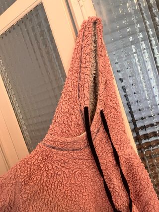 Abrigo rosa de peluche con capucha