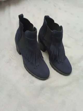 Botas azules con flecos