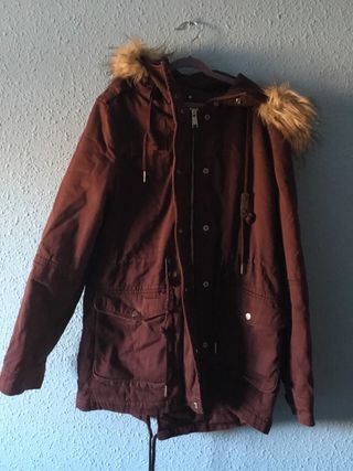 Parka Roja con Capucha y Pelo