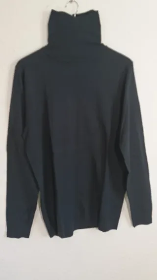 Pull & Bear jersey cuello alto azul marino.
