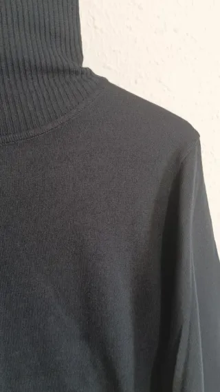 Pull & Bear jersey cuello alto azul marino.