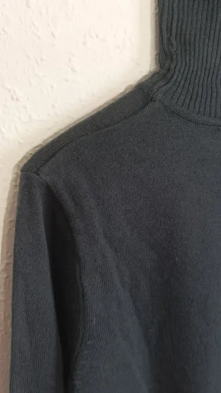 Pull & Bear jersey cuello alto azul marino.