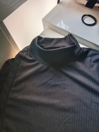 Camiseta cuello alto negra elegante