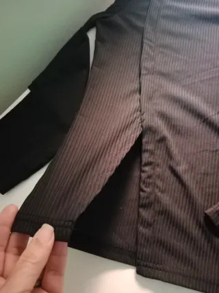 Camiseta cuello alto negra elegante