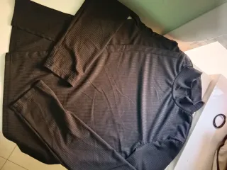 Camiseta cuello alto negra elegante