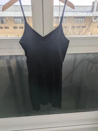 Vestido negro brillante tirantes