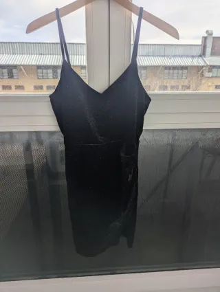 Vestido negro brillante tirantes