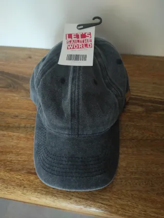 Gorra gris con etiqueta Let's Sail the World