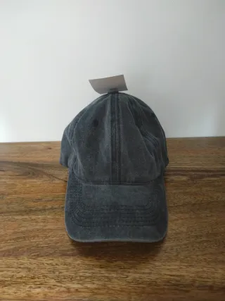 Gorra gris con etiqueta Let's Sail the World