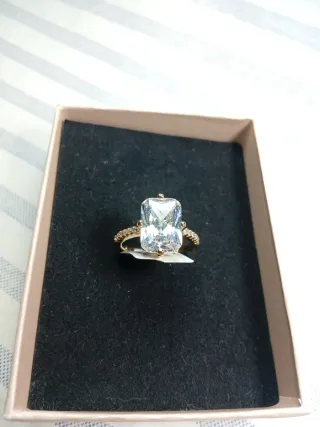 Anello con pietra rettangolare oro