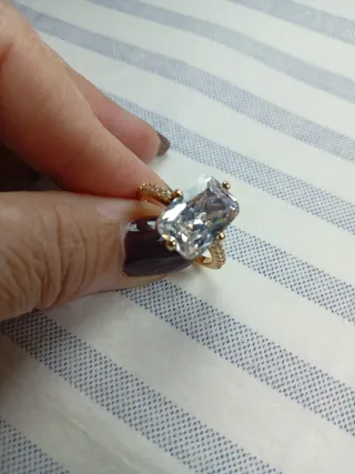 Anello con pietra rettangolare oro