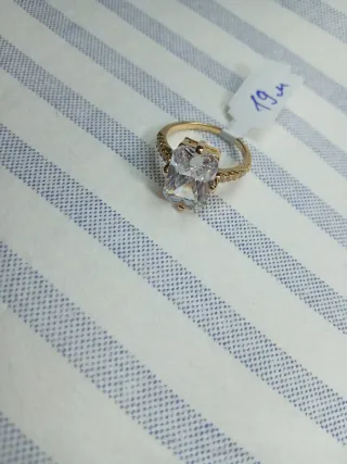 Anello con pietra rettangolare oro
