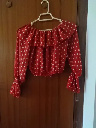 Blusa corta roja lunares blancos
