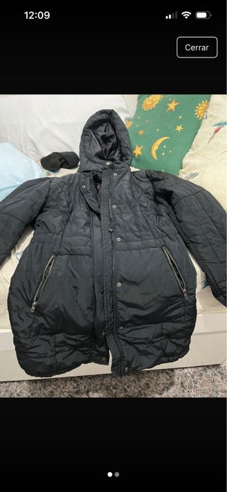 Abrigo negro acolchado con capucha