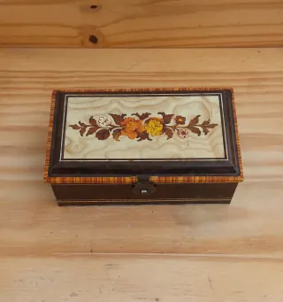 Scatola decorata con fiori