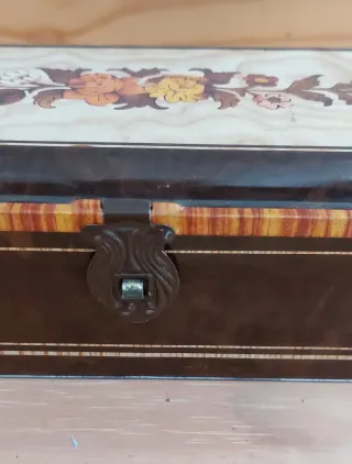 Scatola decorata con fiori