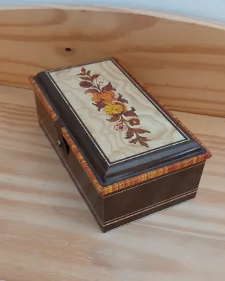 Scatola decorata con fiori