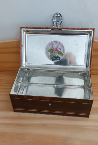 Scatola decorata con fiori