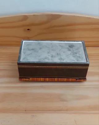 Scatola decorata con fiori