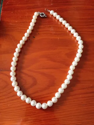 Collar de perlas plateado