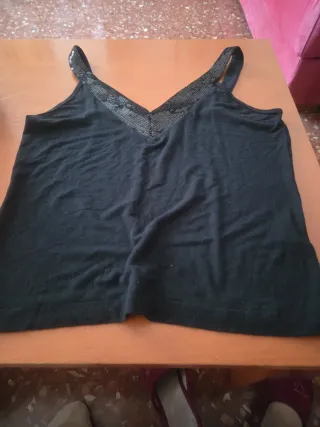 Top negro lentejuelas escote V tirantes