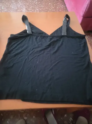 Top negro lentejuelas escote V tirantes