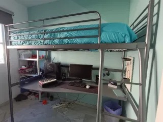 Cama litera  IKEA gris con escritorio + estante.