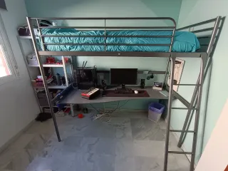 Cama litera  IKEA gris con escritorio + estante.