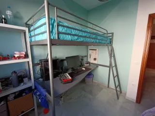 Cama litera  IKEA gris con escritorio + estante.