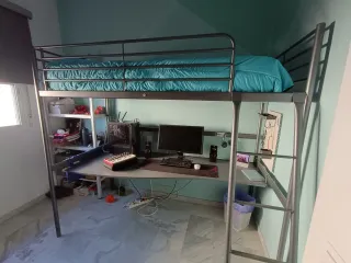 Cama litera  IKEA gris con escritorio + estante.