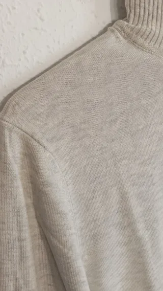 Bershka jersey cuello alto gris.