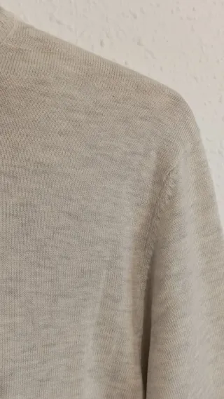 Bershka jersey cuello alto gris.