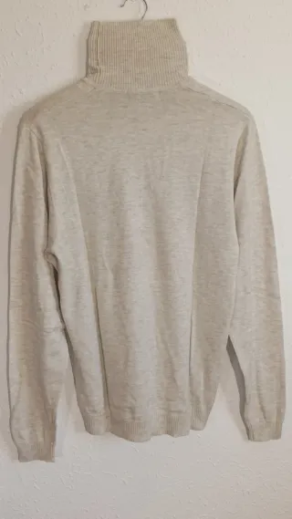 Bershka jersey cuello alto gris.