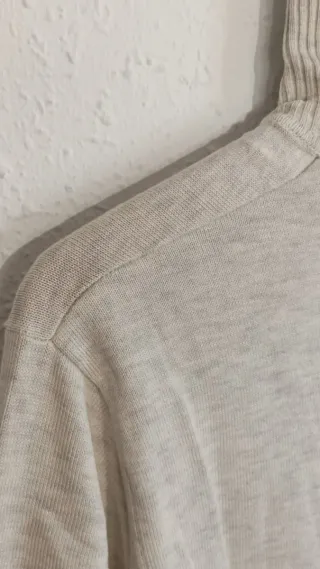 Bershka jersey cuello alto gris.