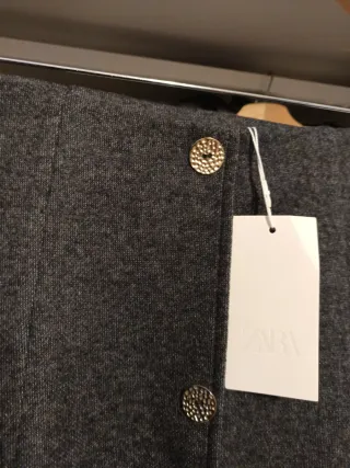 Falda Zara gris botones dorados precio no negociab