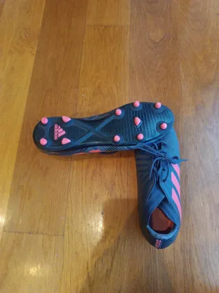Botas de fútbol Adidas azul oscuro y rojo.