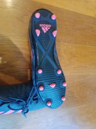 Botas de fútbol Adidas azul oscuro y rojo.