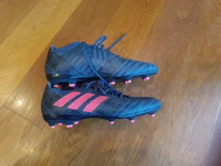 Botas de fútbol Adidas azul oscuro y rojo.