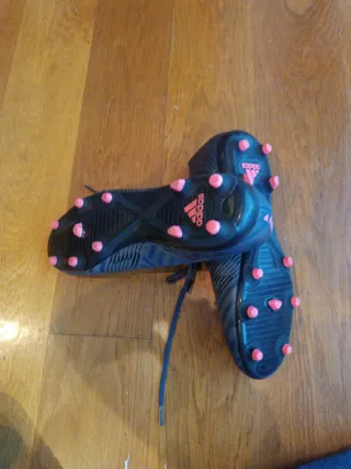 Botas de fútbol Adidas azul oscuro y rojo.