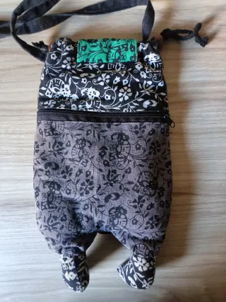 Dos bolsos de tela con diseño de búho