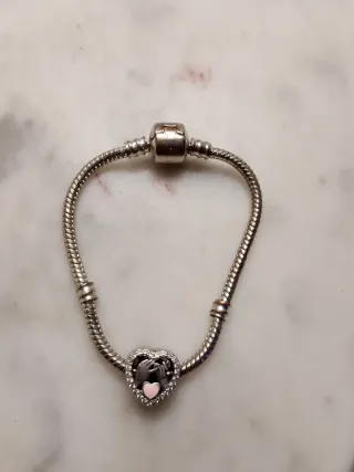 Pulsera con Charm Corazón y Manos