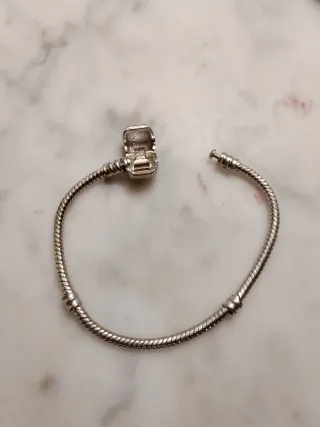 Pulsera con Charm Corazón y Manos
