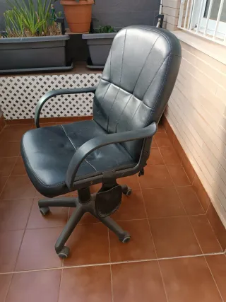 Sillón de oficina con ruedas polipiel