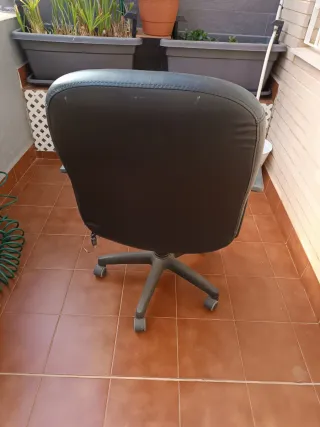 Sillón de oficina con ruedas polipiel